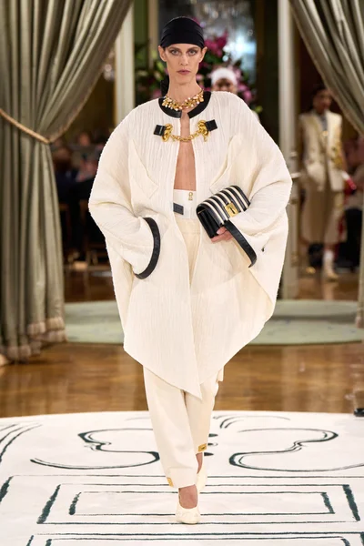 Look 19